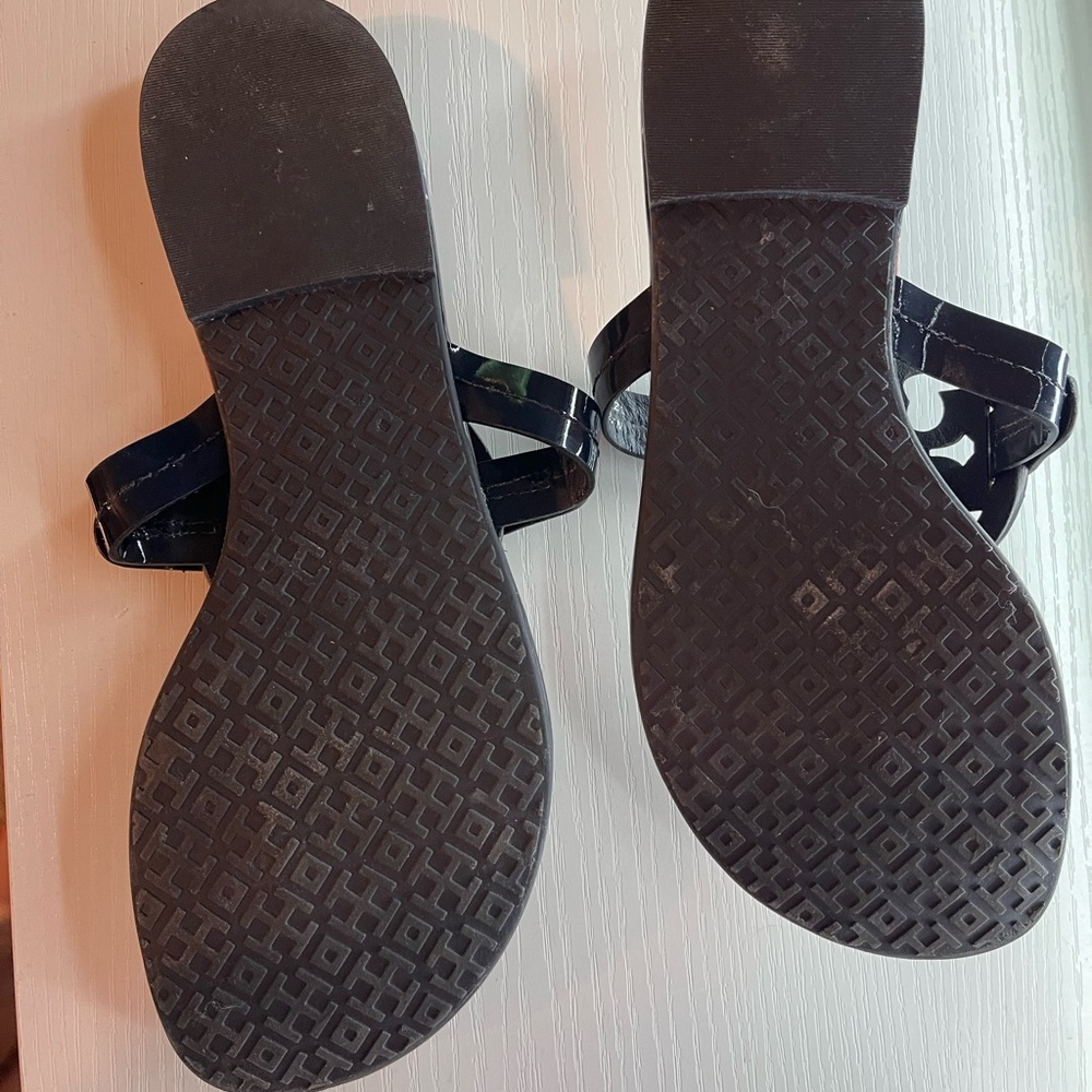 TORY BURCH MILLER MEDALLION PATENT LEATHER NAVY AND RED FLORAL SANDALS SIZE 5 - Picture 2 of 3